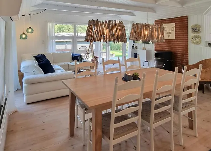Home Near Juelsminde By The Beach